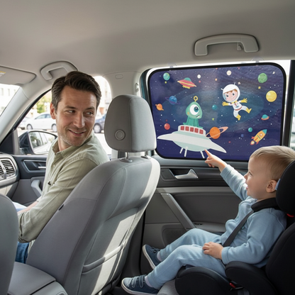 pare soleil voiture bébé souriant pointant motifs spatiaux 