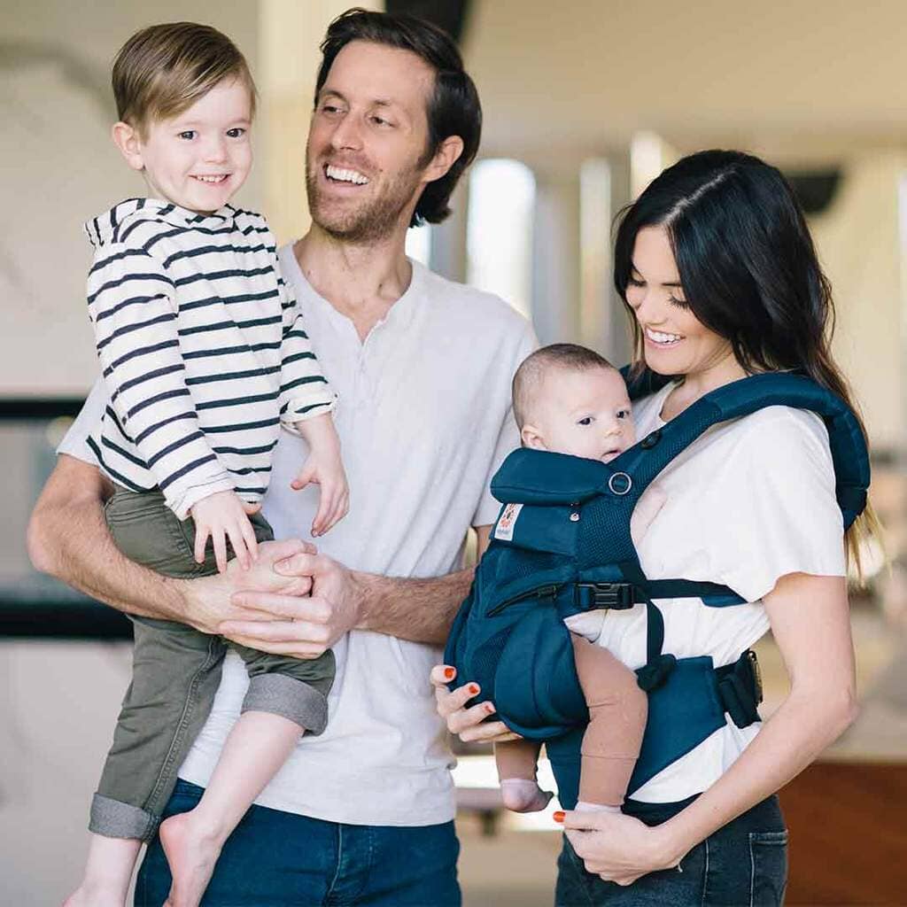 porte bébé bleu marine maman avec bébé en famille
