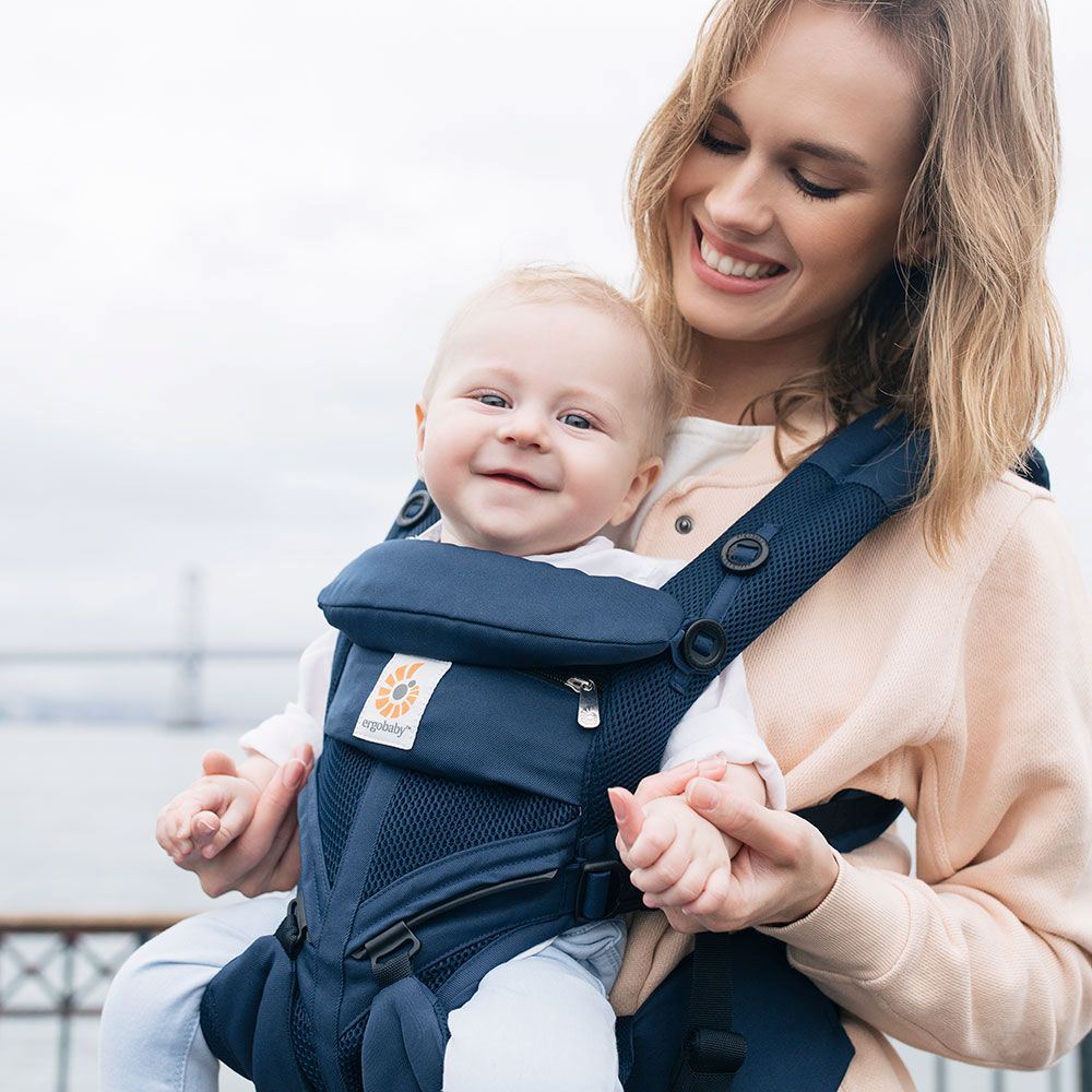 porte bébé ergonomique bleu marine avec bébé position face avant
