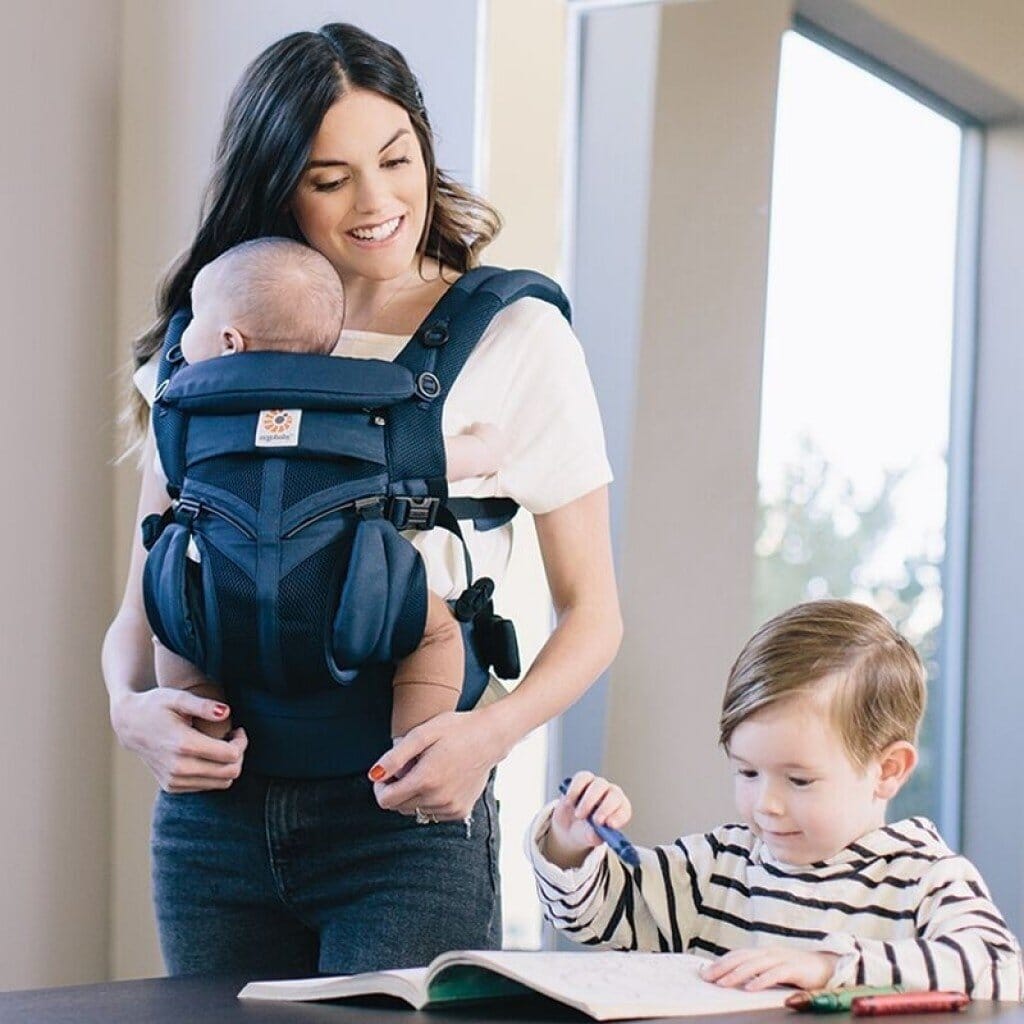 porte bébé ergonomique bleu marine maman et ses deux enfants