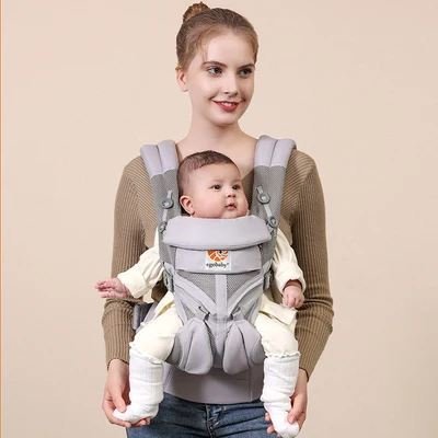 porte bébé ergonomique gris avec bébé position face avant