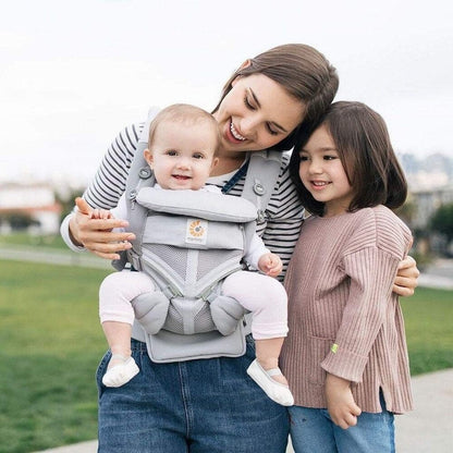porte bébé ergonomique gris maman et ses deux enfants