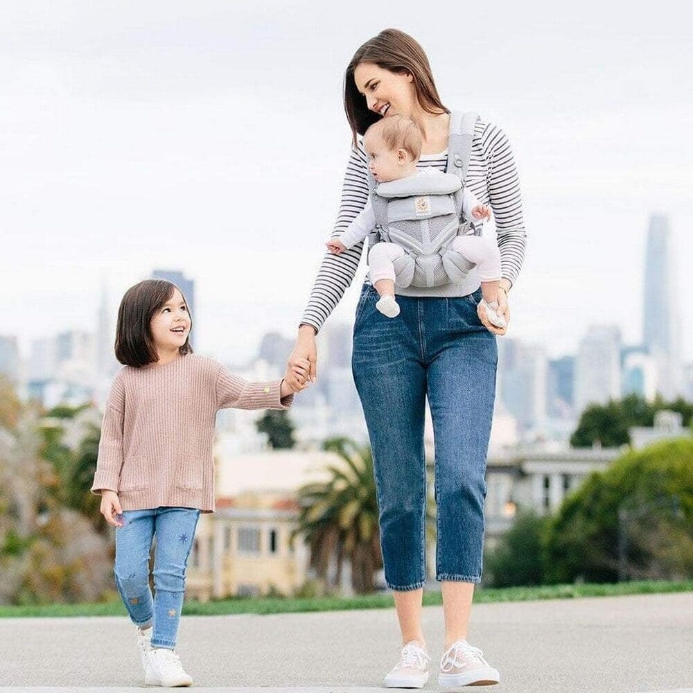 porte bébé gris bébé contre maman promenade en famille