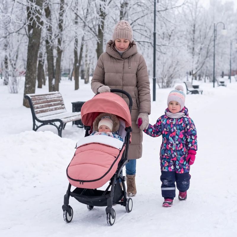 promenade familiale avec bébé dans poussette chanceliere rose