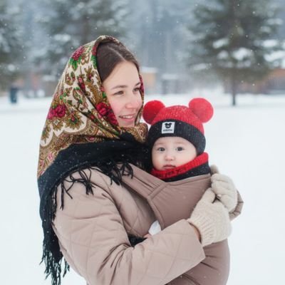promenade hivernale avec bébé et bonnet hiver bebe rouge noir