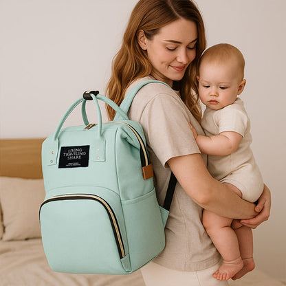 sac à dos à langer maman debout avec bébé movea vert