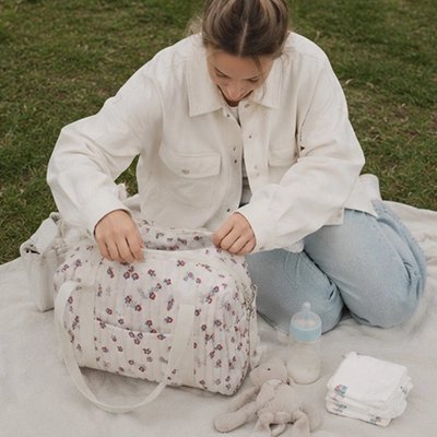 Sac à langer bébé avec motifs floraux variés