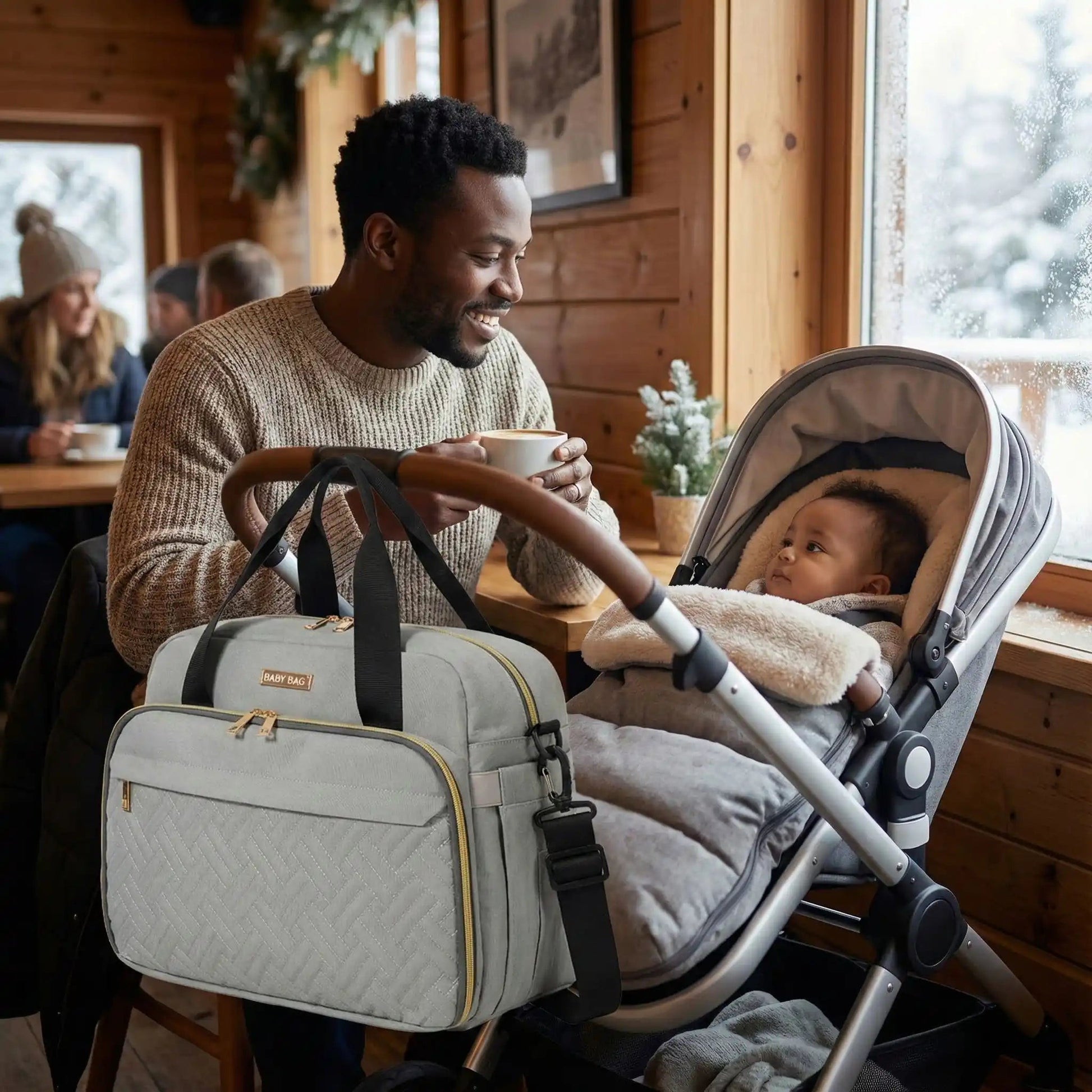 sac a langer fixé sur poussette au café easygo gris