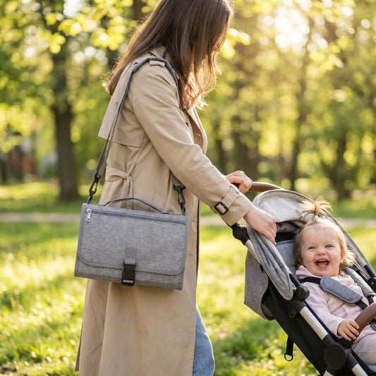 sac à langer gris avec bandoulière ergonomique