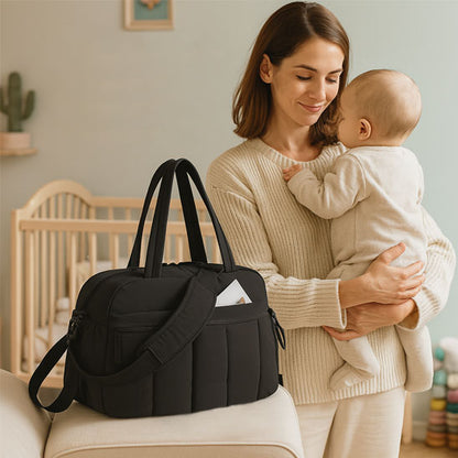 sac a langer noir poches latérales maman regardant bébé